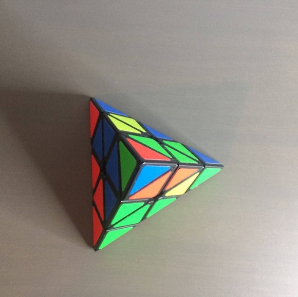 RUBIK'S TRIANGLE - Picture 2 of 3